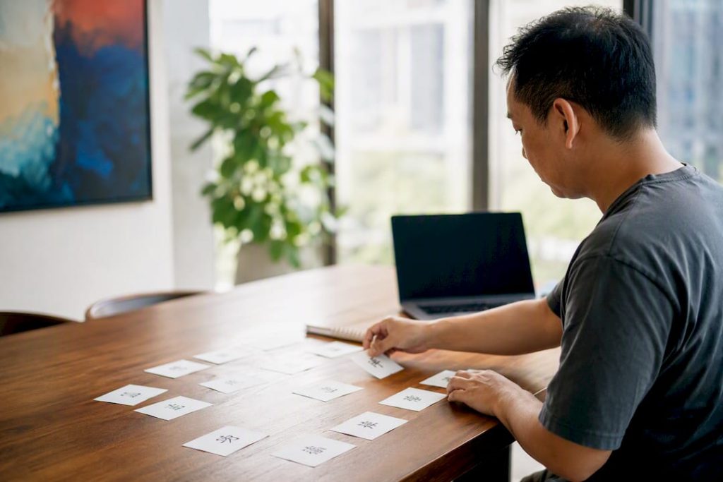 Hands arranging Mandarin measure word flashcards