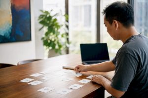 Hands arranging Mandarin measure word flashcards
