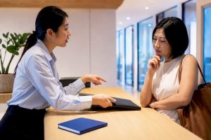 Adult learner comparing Mandarin lesson options