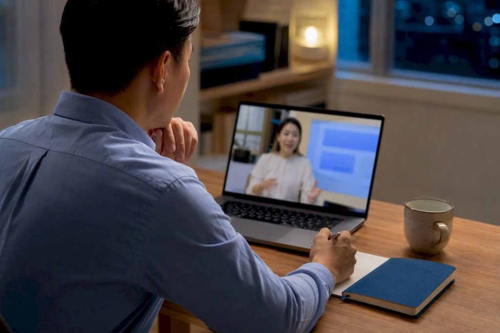 Working adult attending online Mandarin class