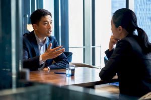 Professional delivering Mandarin sales pitch