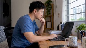 Adult choosing an online Mandarin course